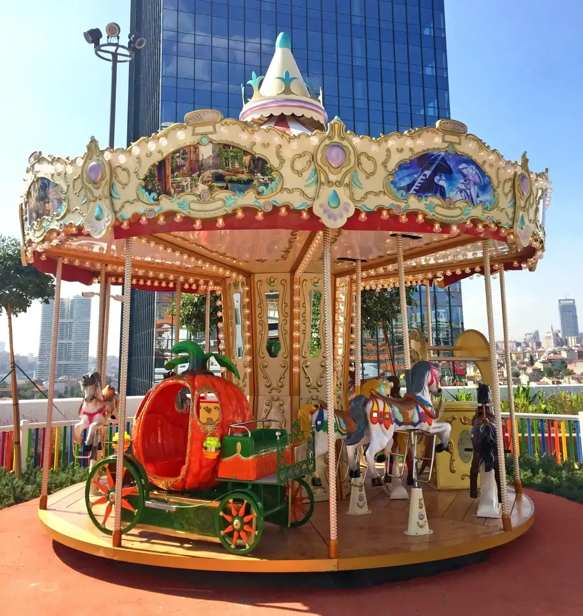 Carrousel 5 m 20 places - photo détaillée 1 | JH Amusement