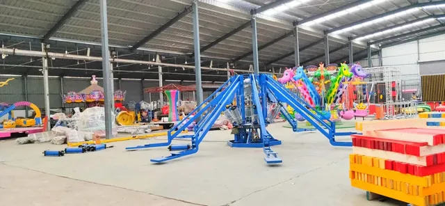 داخل قاعة تجميع JH Amusement التي تبلغ مساحتها 60.000 متر مربع