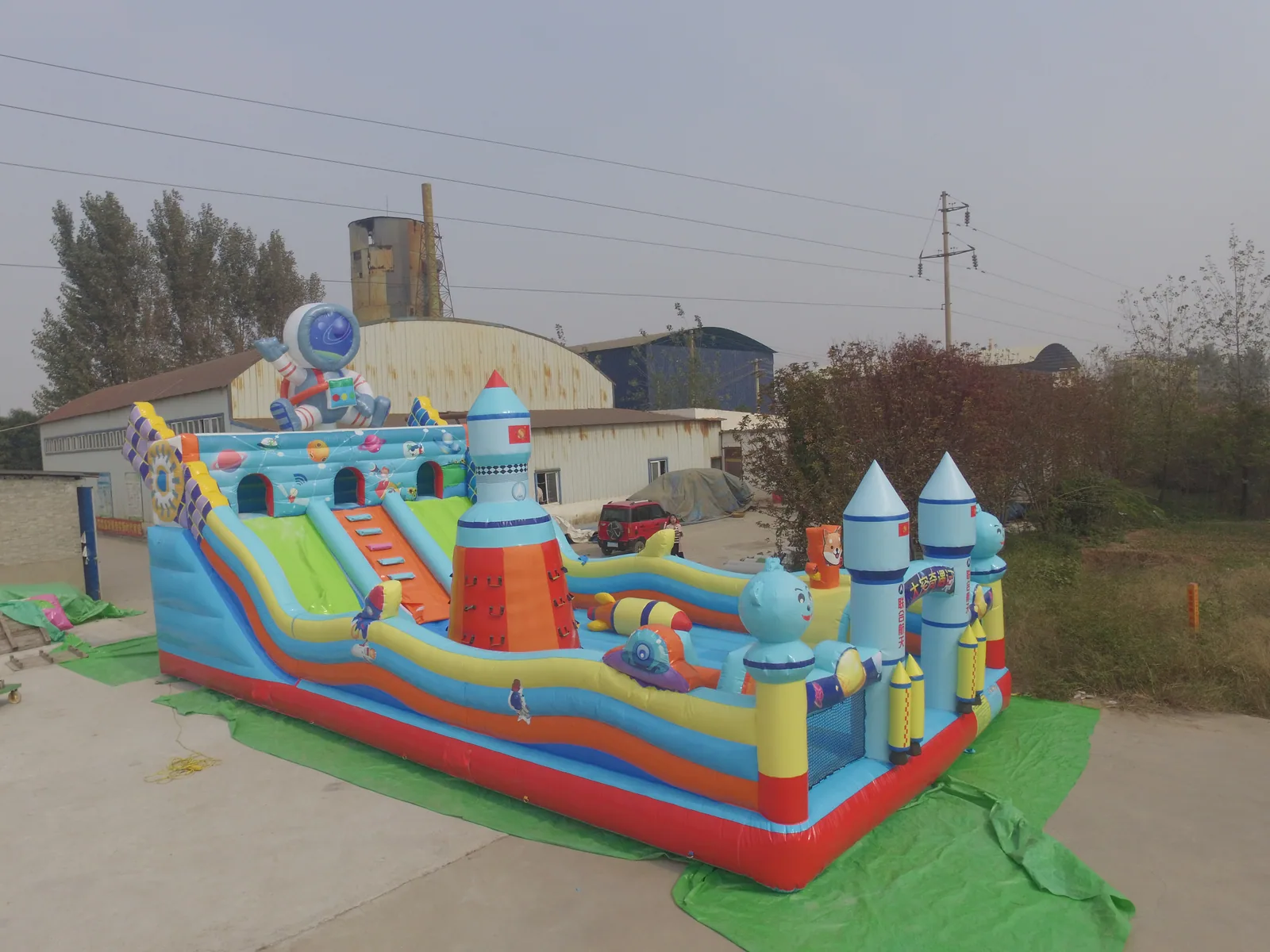 Gonflable Aventure Spatiale 6x12 m - photo principale du produit | JH Amusement