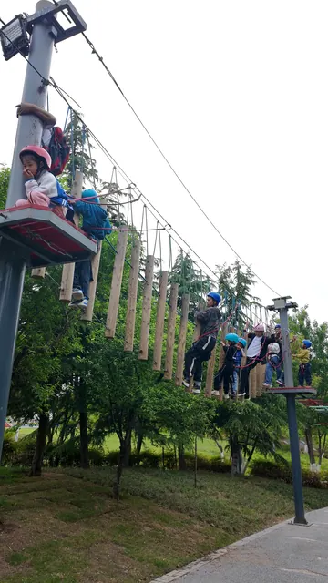 Parque de cuerdas de aventura entre árboles - foto de detalle 1 | JH Amusement