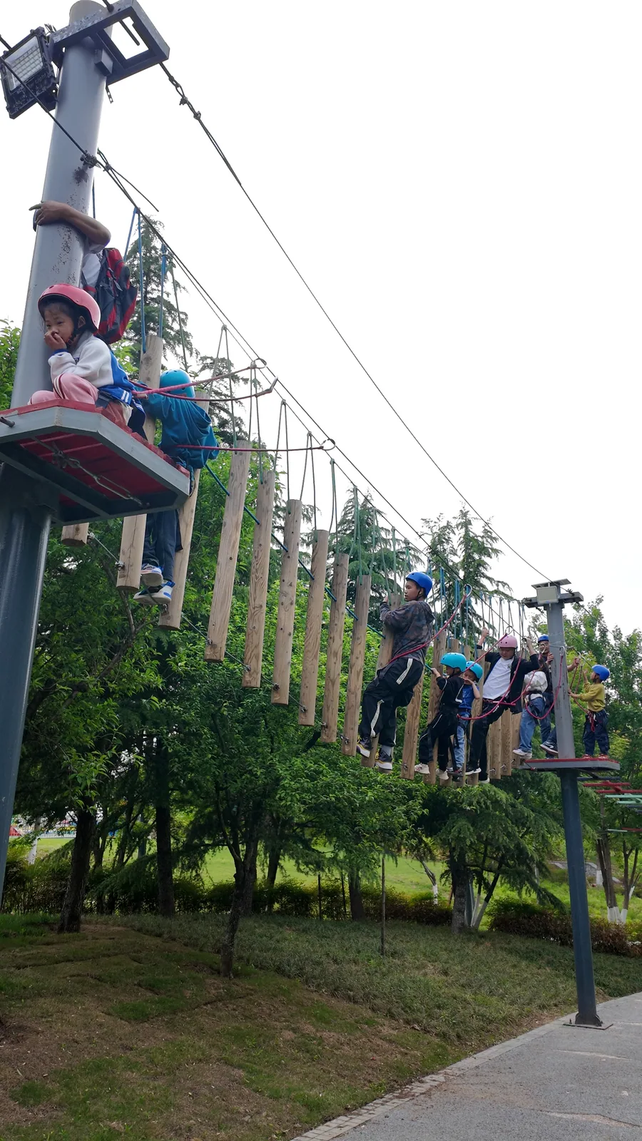 Parque de cuerdas de aventura entre árboles - foto de detalle 1 | JH Amusement
