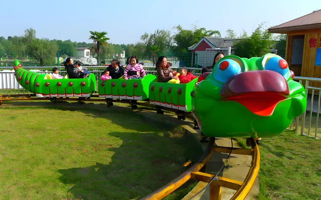 Montagnes russes Caterpillar - photo détaillée 1 | JH Amusement