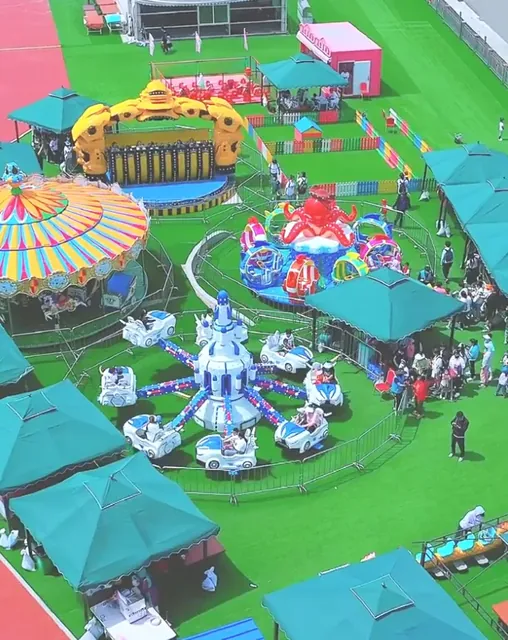منظر جوي لمتنزه ترفيهي خارجي يتم تشغيله بواسطة ألعاب JH Amusement الترفيهية